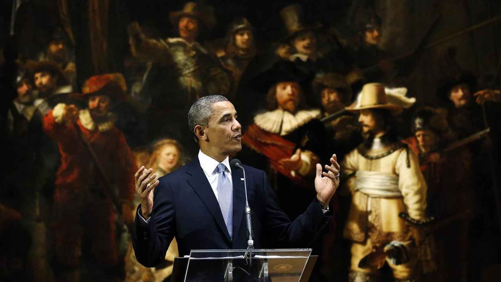 Obama con La ronda de noche de fondo, en 2014.
