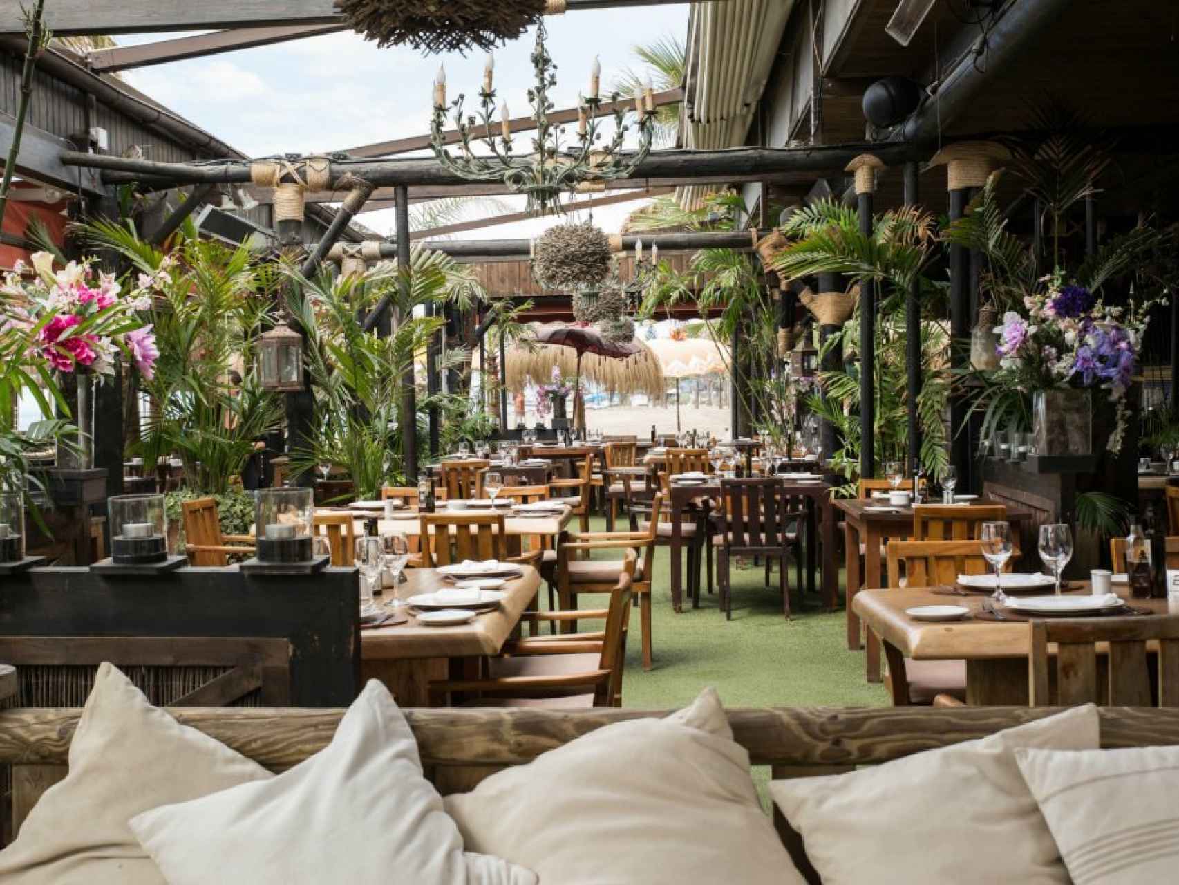 Una de las zonas interiores de Trocadero Playa, uno de los restaurantes más famosos de Marbella.