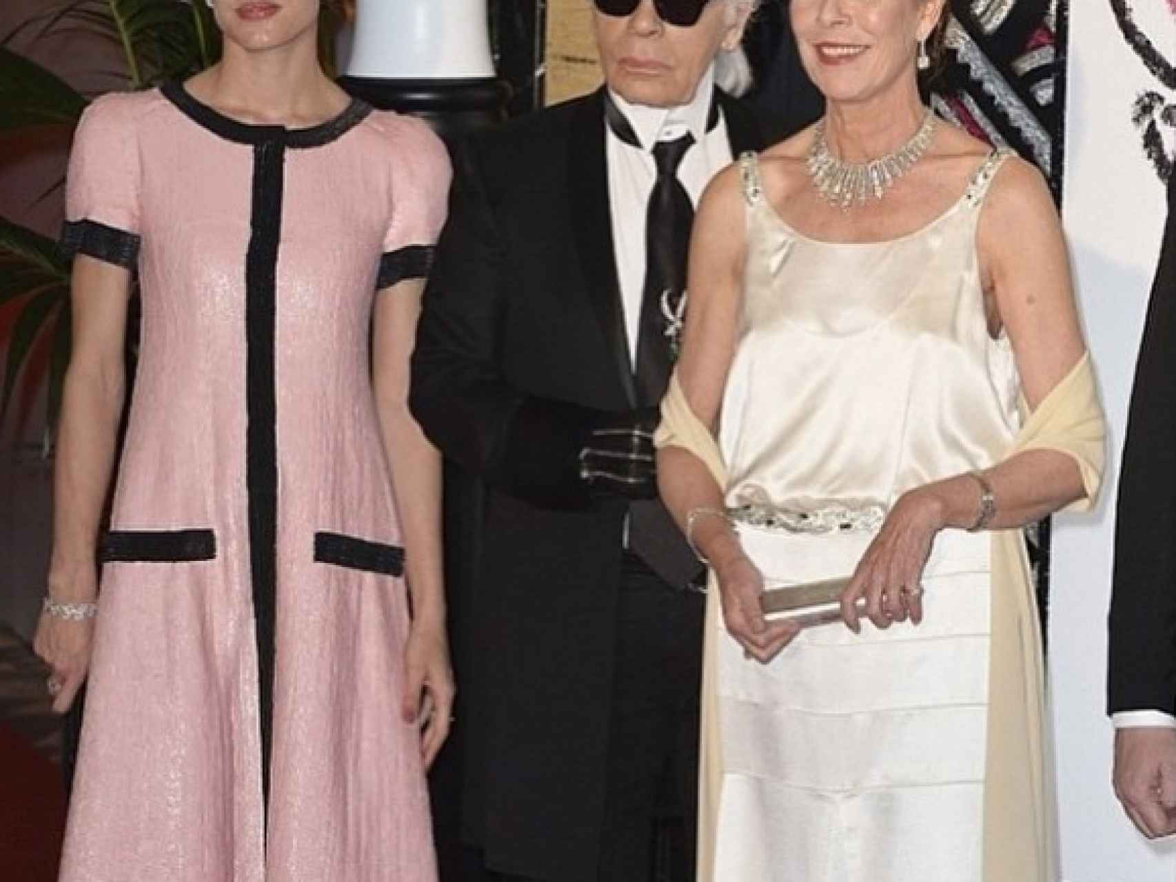 En la imagen, junto a su madre y a Karl Lagerfeld.