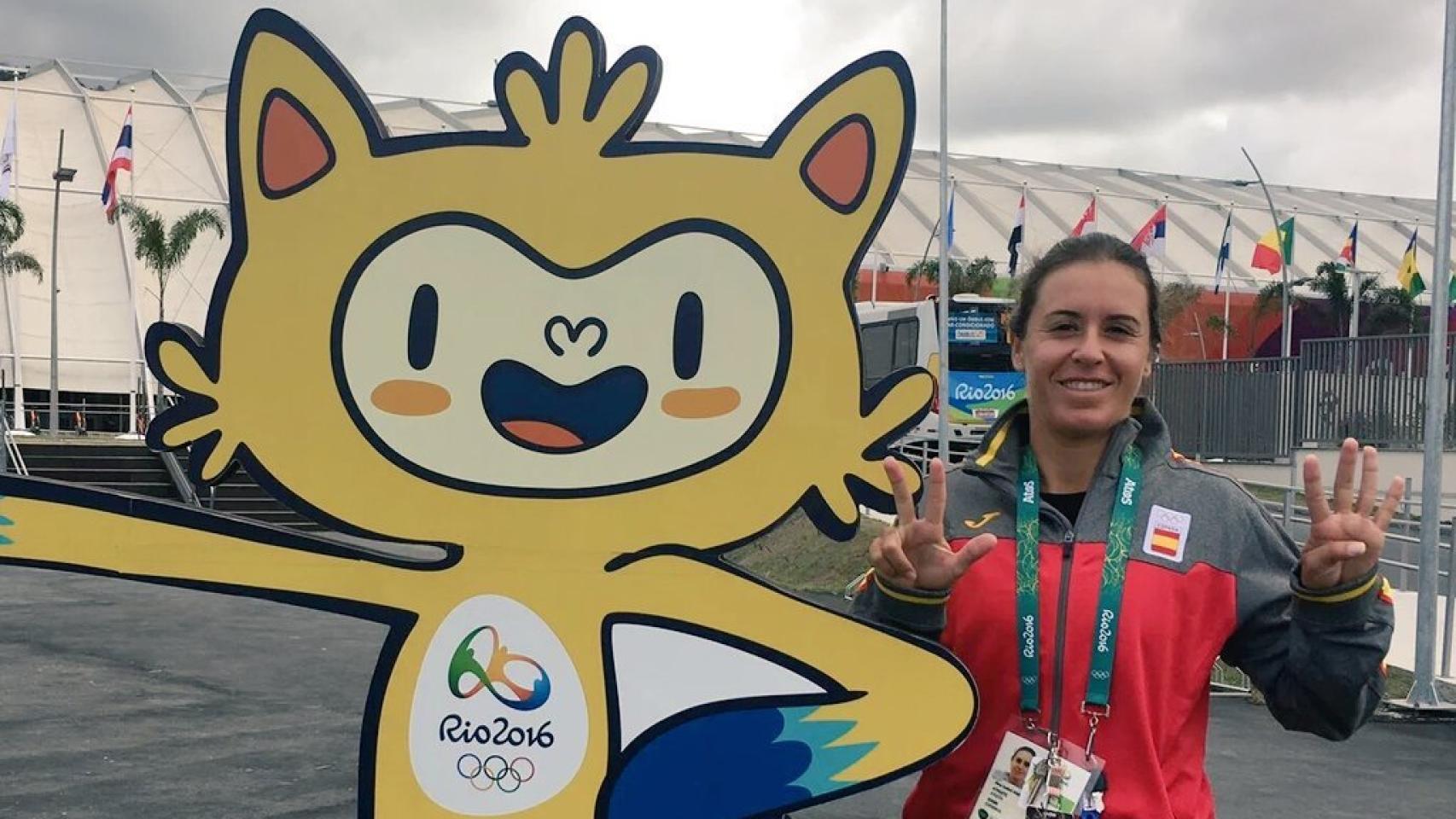 Anabel Medina, junto a un cartel de la mascota de los Juegos.