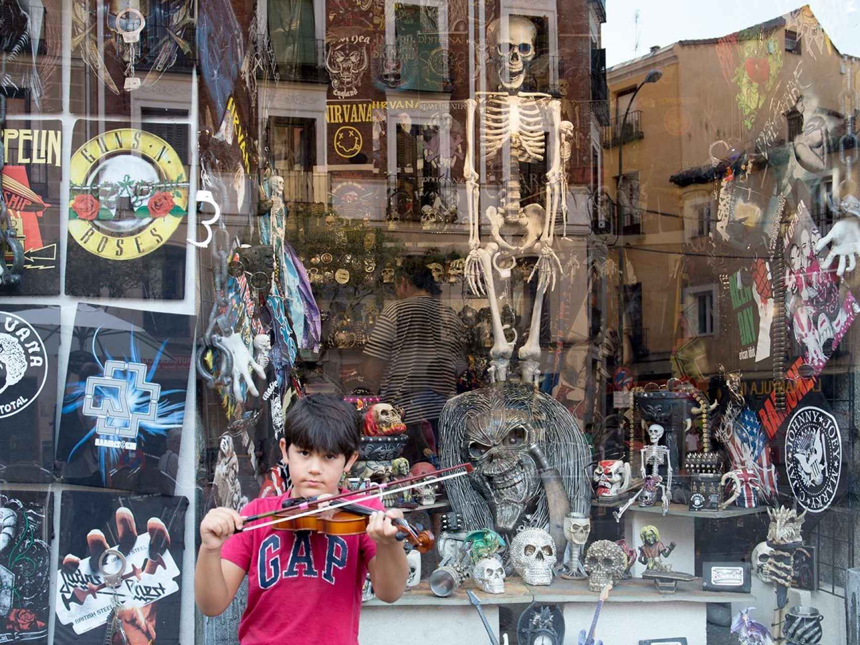 Un joven violinista en la Plaza de Cascorro, epicentro de las fiestas de San Cayetano.