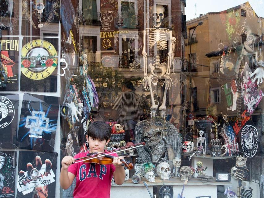 Un joven violinista en la Plaza de Cascorro, epicentro de las fiestas de San Cayetano.