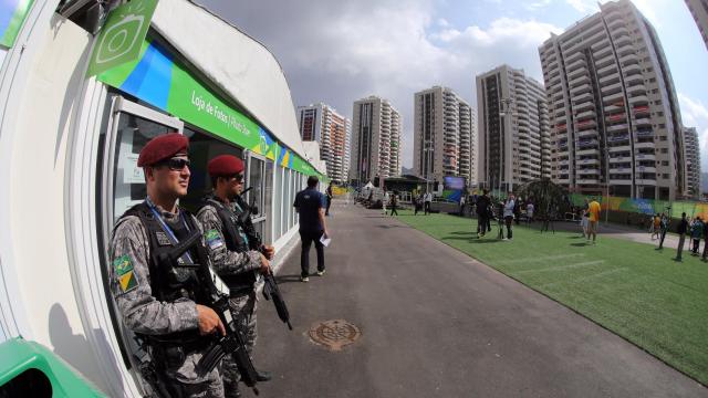 Dos militares vigilan a la entrada de la Villa Olímpica.