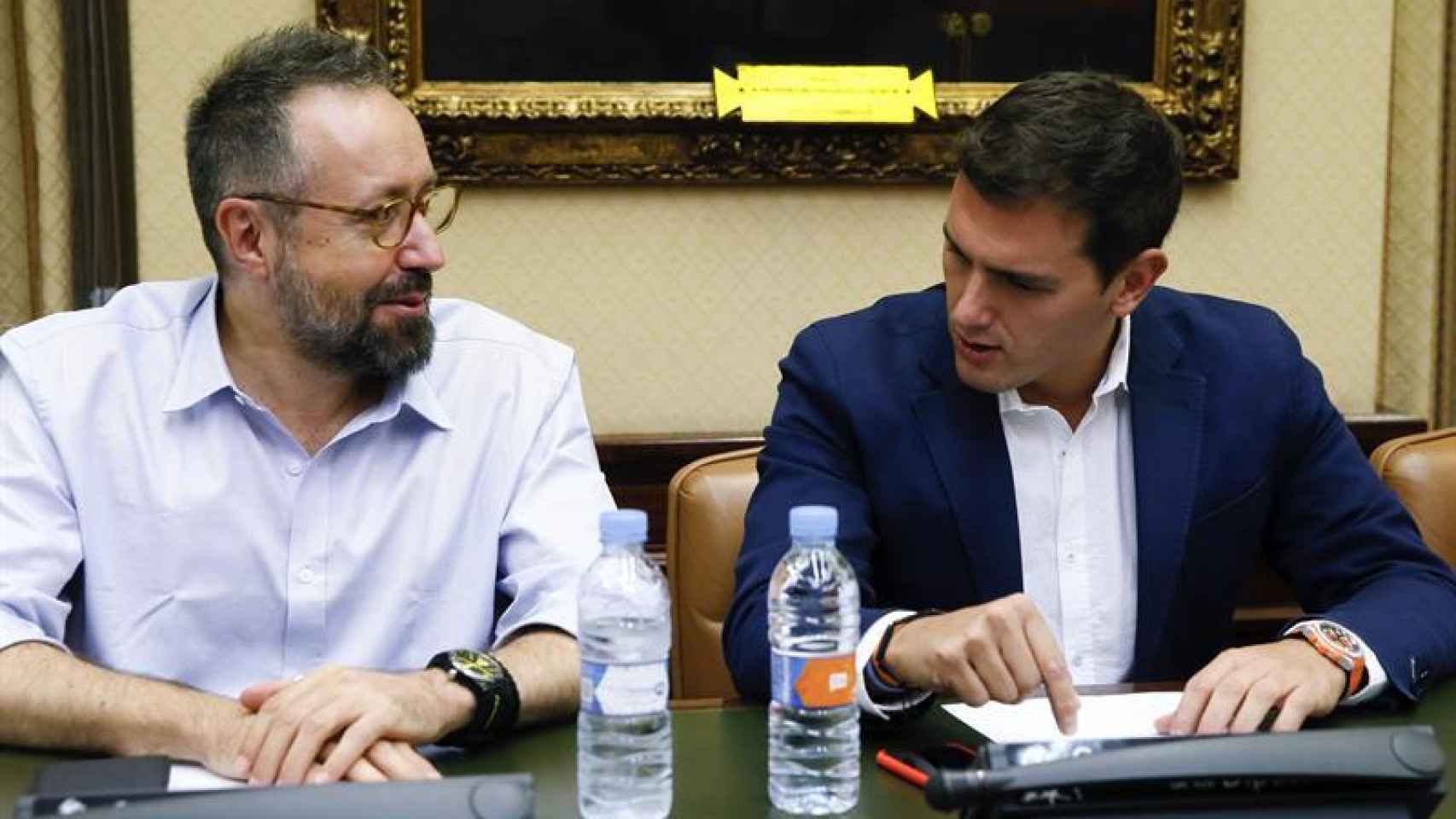 Albert Rivera, junto a Juan Carlos Girauta , durante en la reunión de su grupo parlamentario.