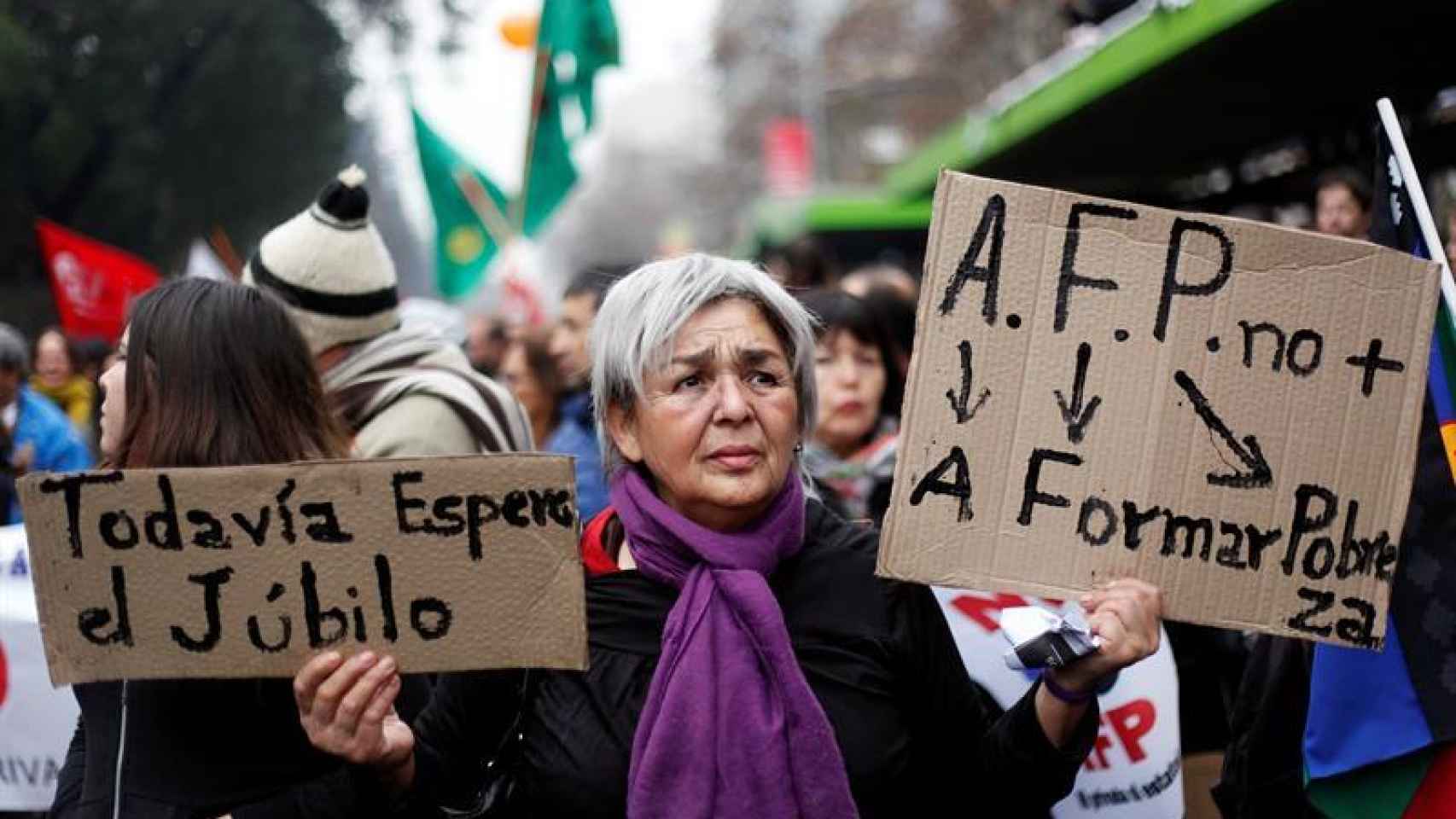 Una mujer se manifiesta contra el sistema de pensiones en Chile.