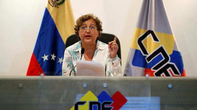 La presidenta del Consejo Nacional Electoral (CNE), Tibisay Lucena, explica las circunstancias del análisis de las firmas presentadas por la oposición.