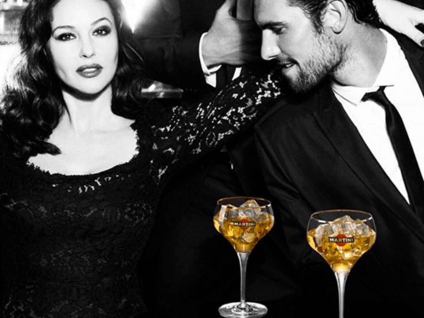 El modelo junto a Mónica Bellucci como imagen publicitaria de Martini.