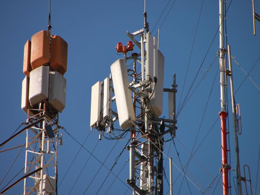 Imagen de una estación base de telefonía celular.