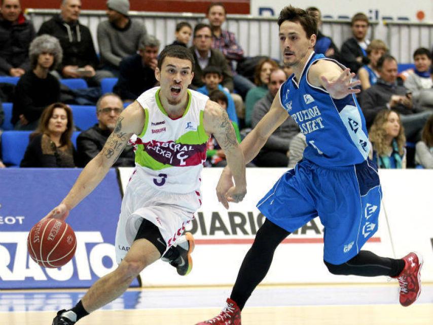 Mike James en un partido con el Baskonia.