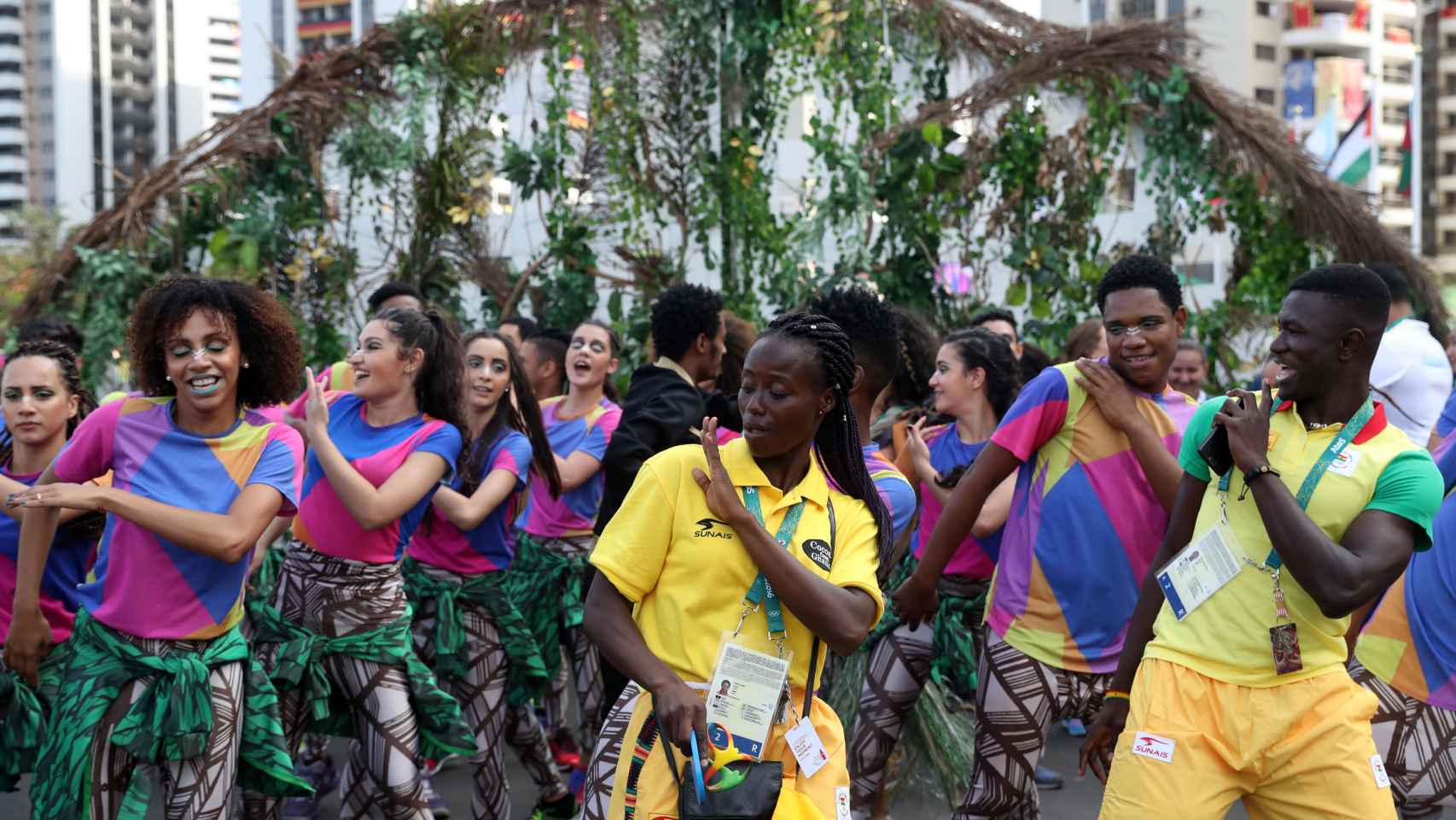 Atletas de Ghana se unen al ballet de la organización en la Villa Olímpica de Río.