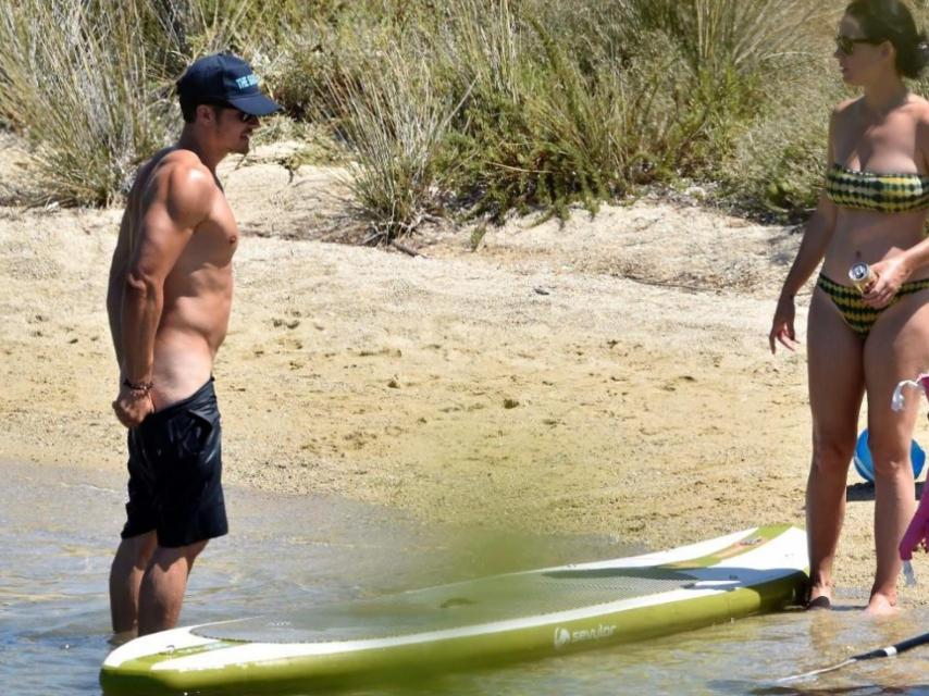 Orlando Bloom, a punto de desprenderse del bañador.