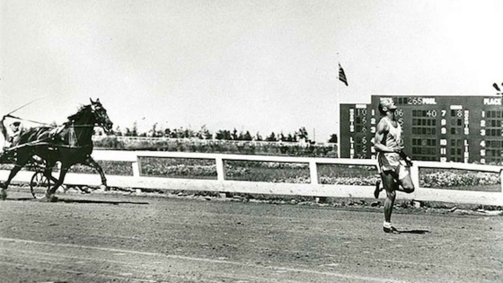 Jesse Owens, durante una de sus carreras contra un caballo.