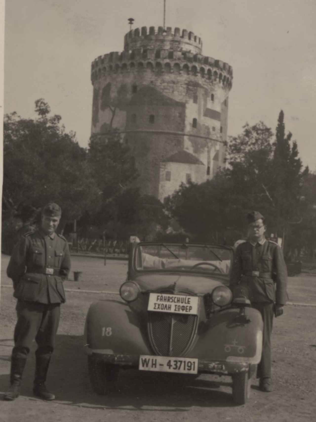 Dos soldados posando ante la Torre Blanca.