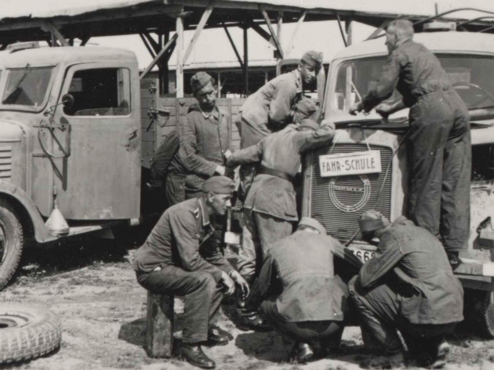 Soldados alemanes destinados a Salónica reparando un automóvil.