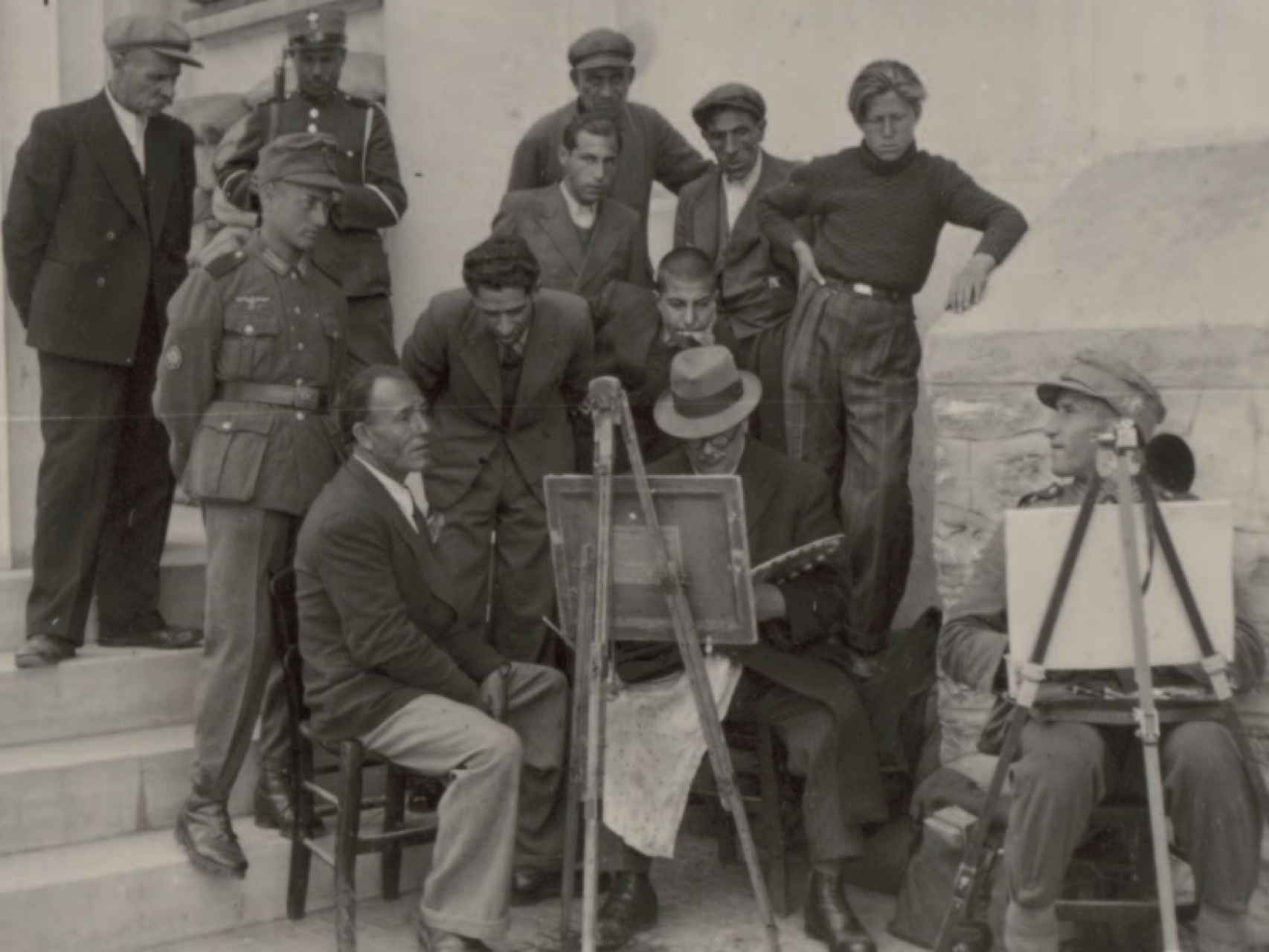 Pintores y soldados nazis en una de las calles de Salónica.