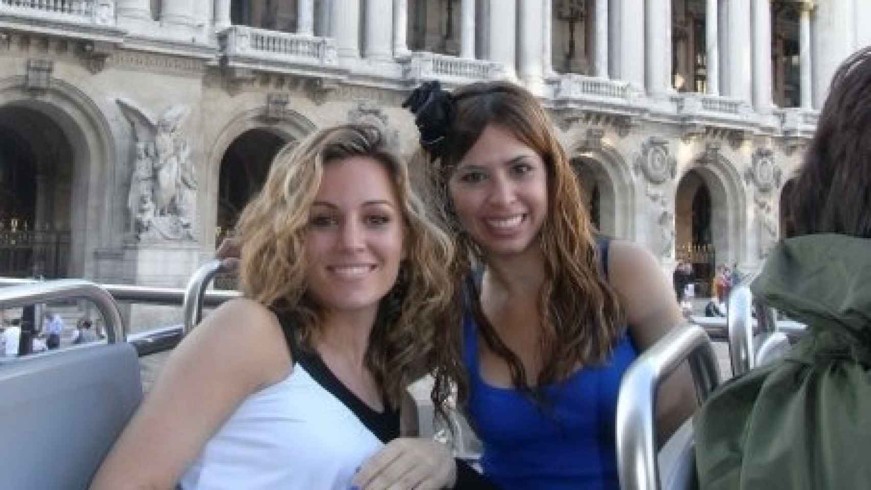 La cantante con su amiga Desi que conoció en su verano más especial en Londres.