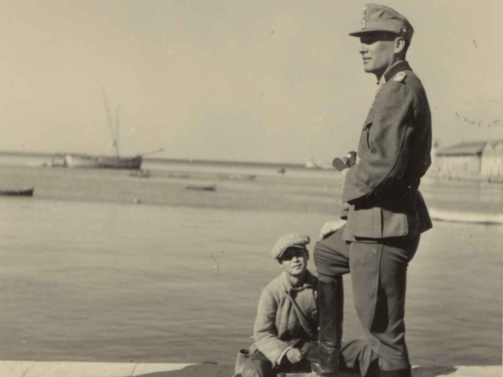 Un niño limpiabotas con un soldado en el frente marítimo de Salónica.
