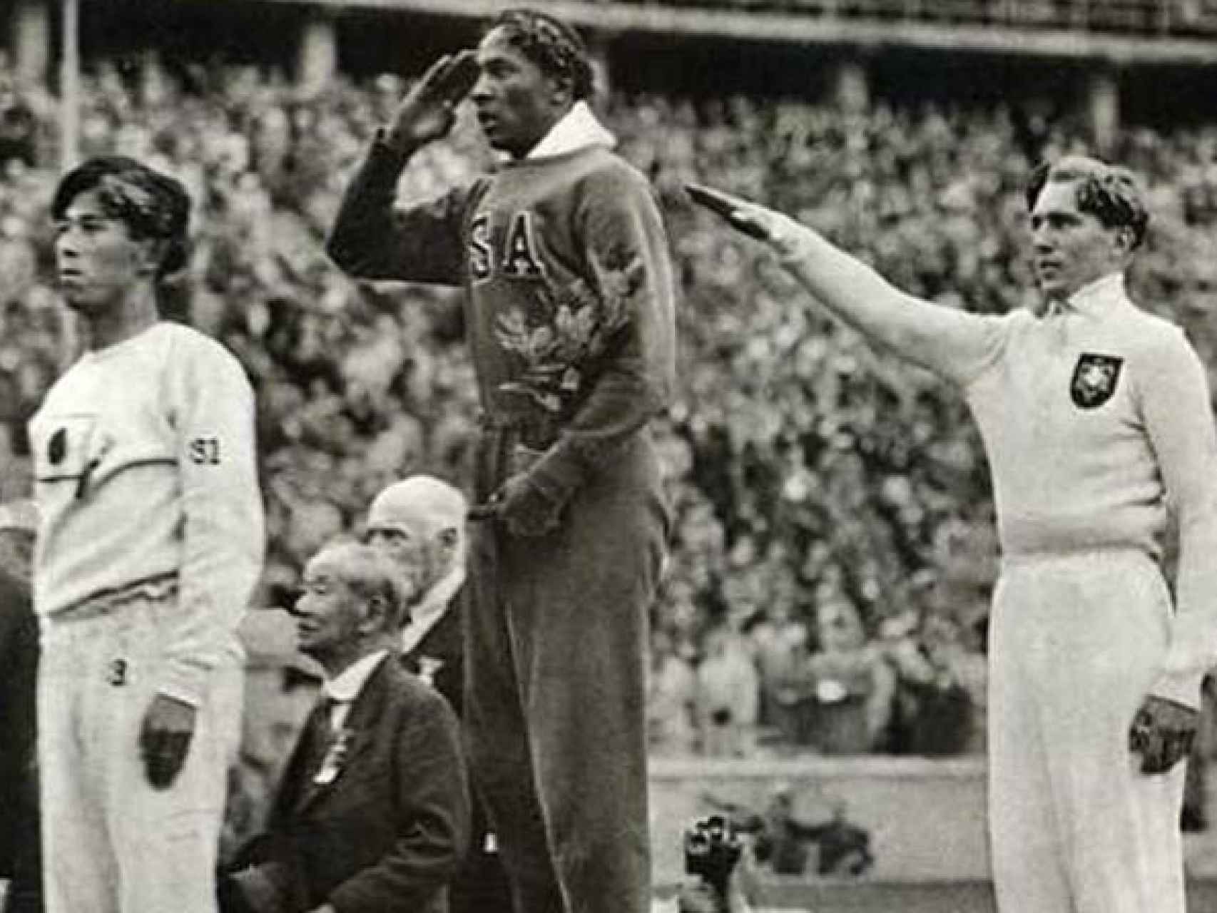 Jesse Owens, en el podio en Berlín.