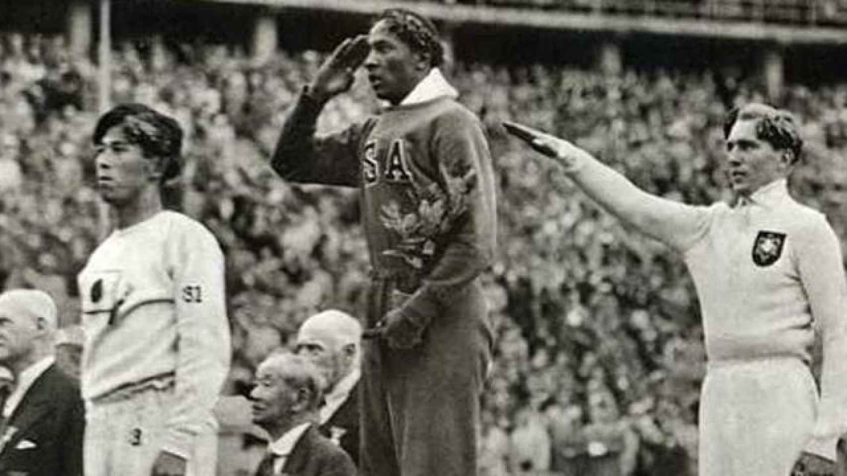 Jesse Owens, en el podio en Berlín