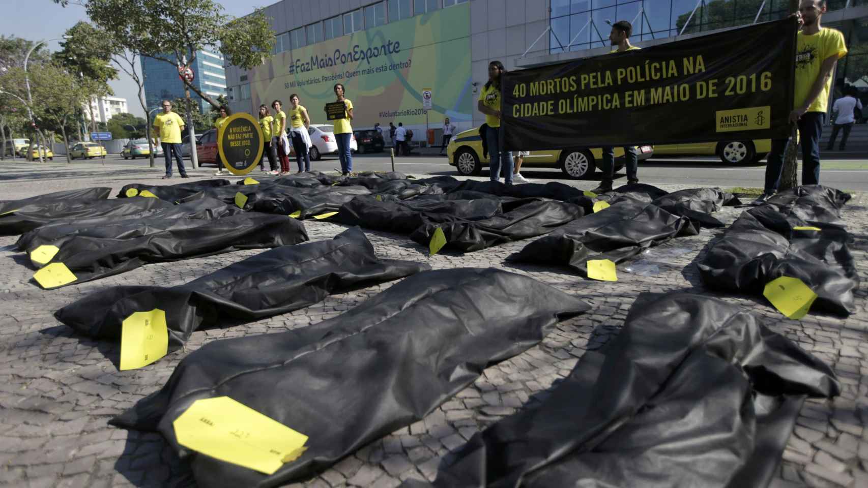 Protesta de Amnistía Internacional por las muertes a manos de la policía de Río.