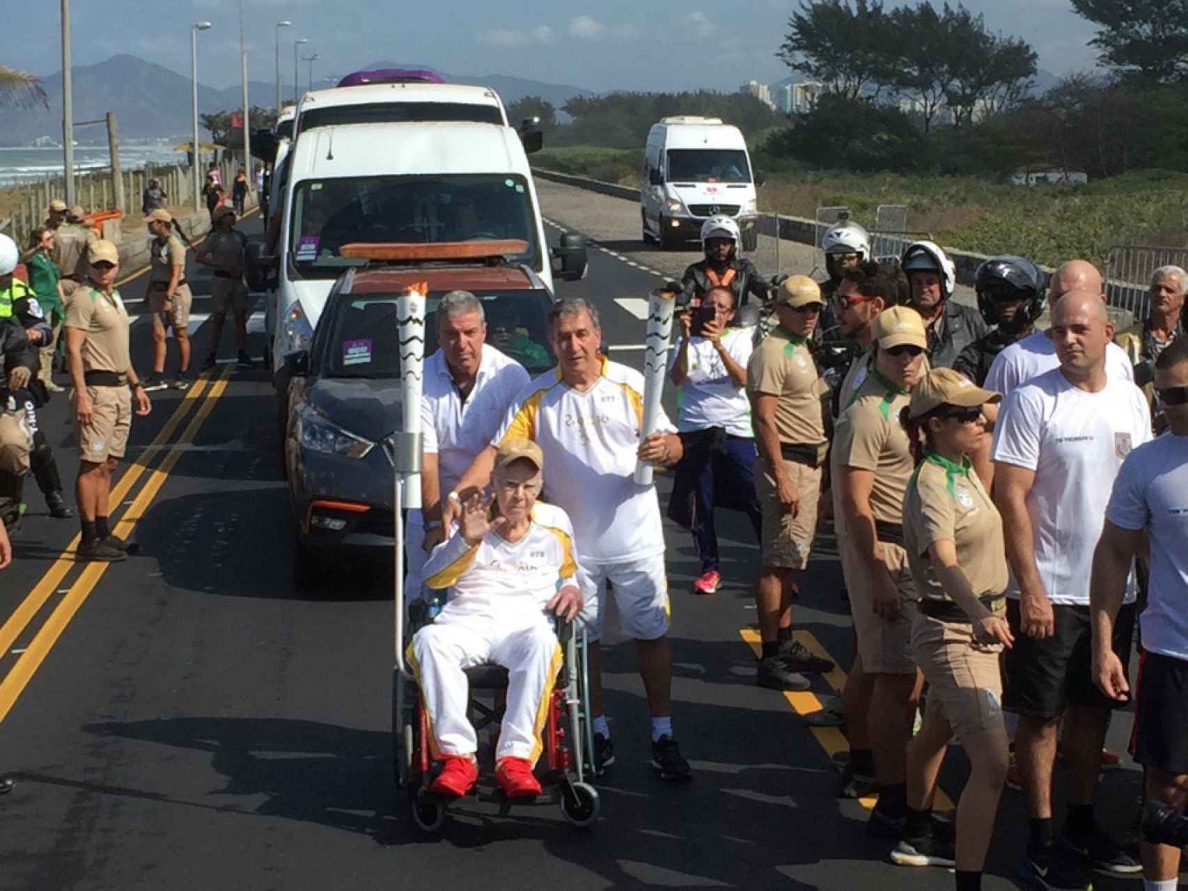 Zagallo, en silla de ruedas, porta la antorcha olímpica.