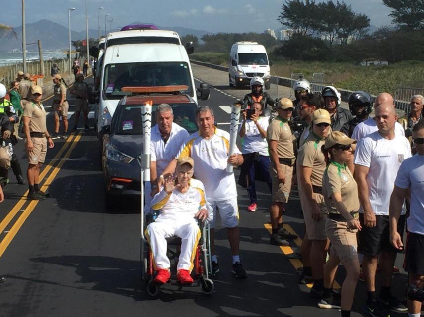 Zagallo, en silla de ruedas, porta la antorcha olímpica.