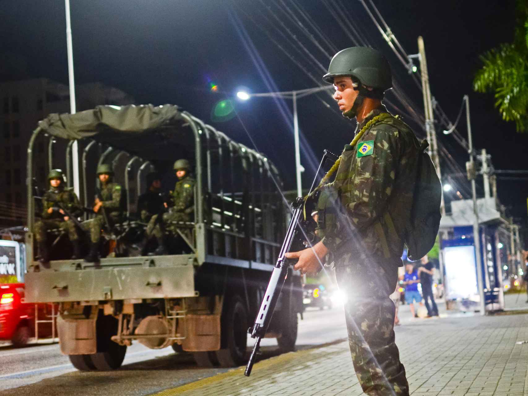 Los soldados del ejército brasileño patrullan en Río.