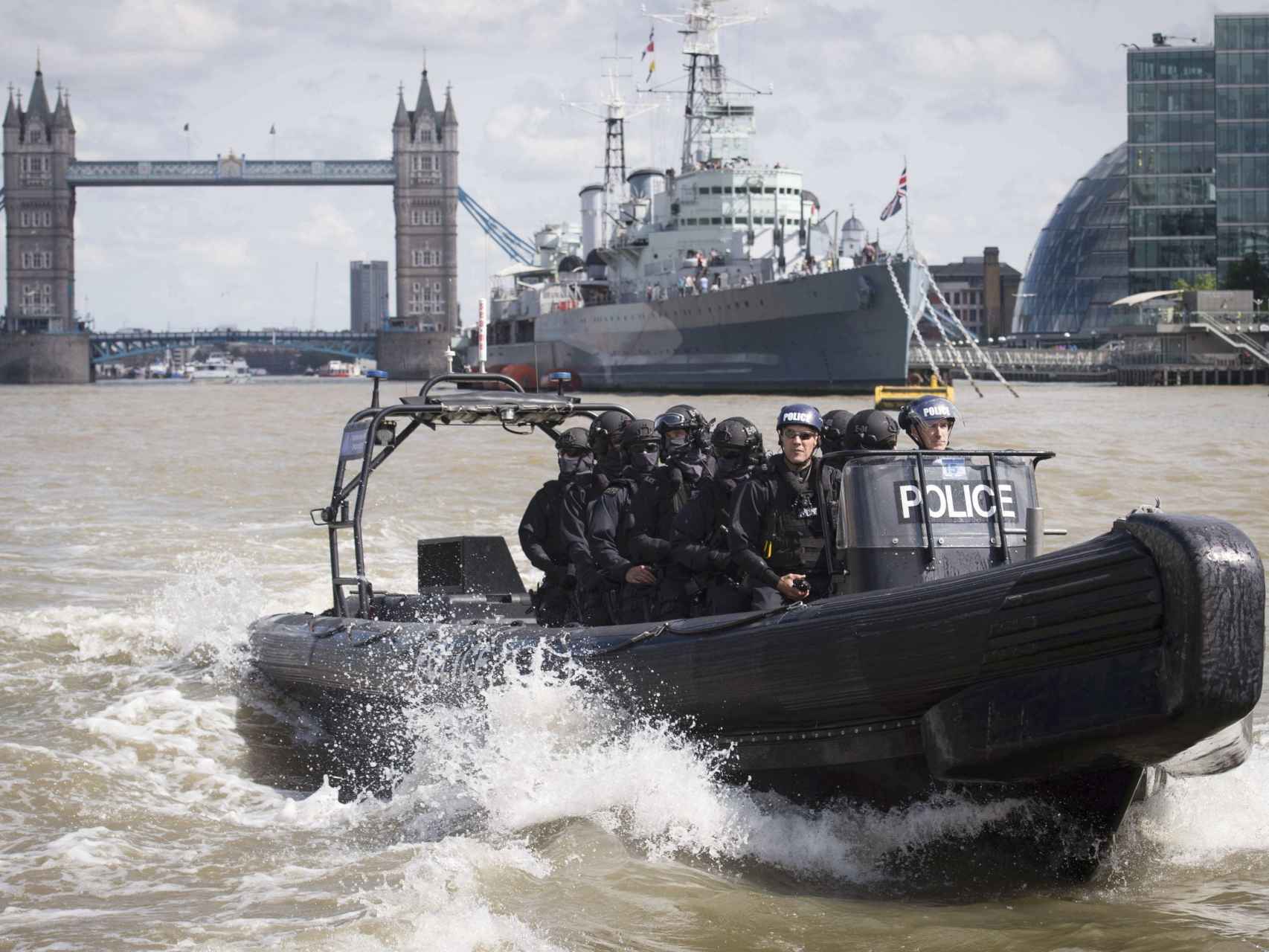 Agentes de policía londinense realizan un ejercicio horas antes del ataque en la plaza Russell.