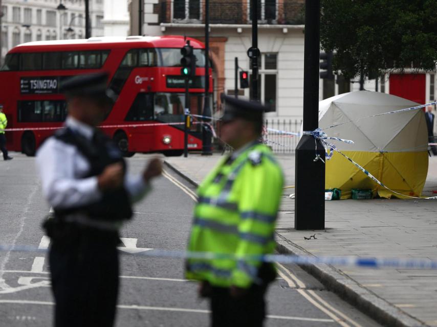 Agentes de policía permanecen cerca de la zona del ataque en la Plaza Russell de Londres.