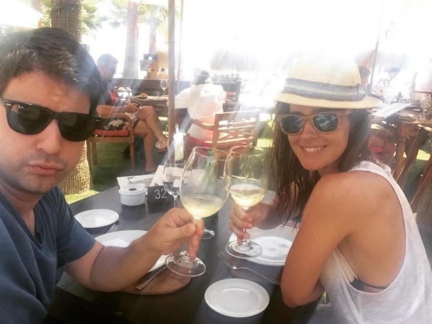 Isabel Jiménez y Alejandro Cruz disfrutando de su compañía en una terraza de verano.