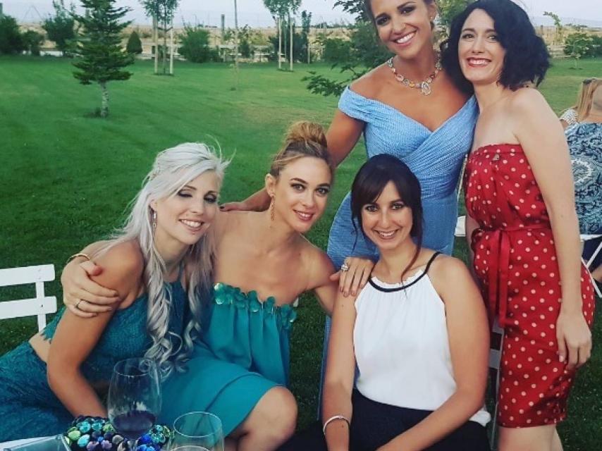 Paula y sus compañeras de Velvet arroparon a Cecilia Freire el día de su boda.