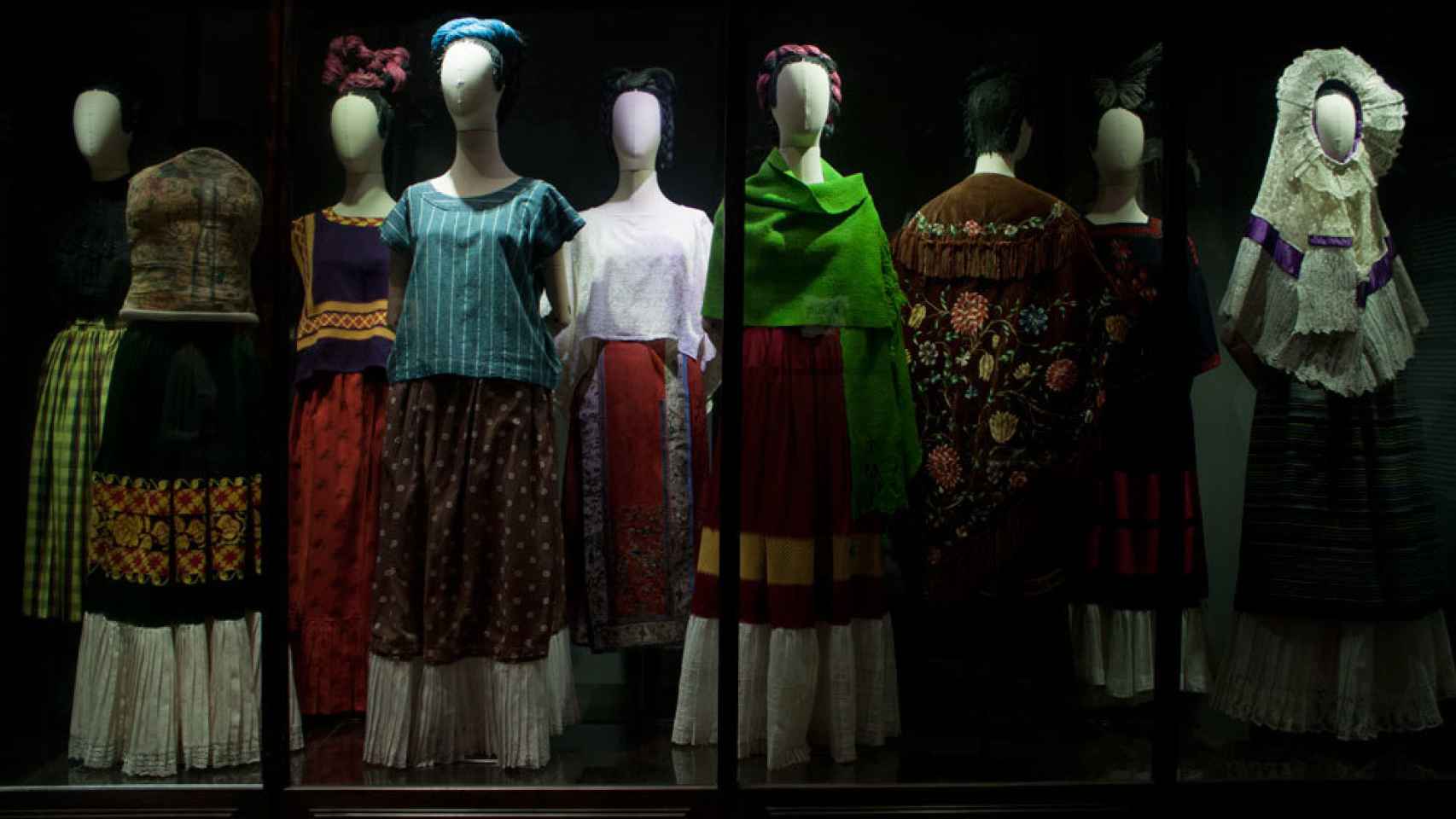 Imagen de la exposición sobre los vestidos de Frida en su museo.