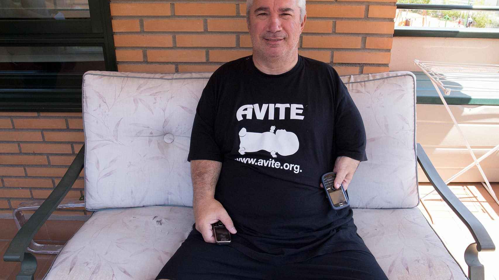 Rafael posa con su camiseta de Avite en la terraza de su piso.