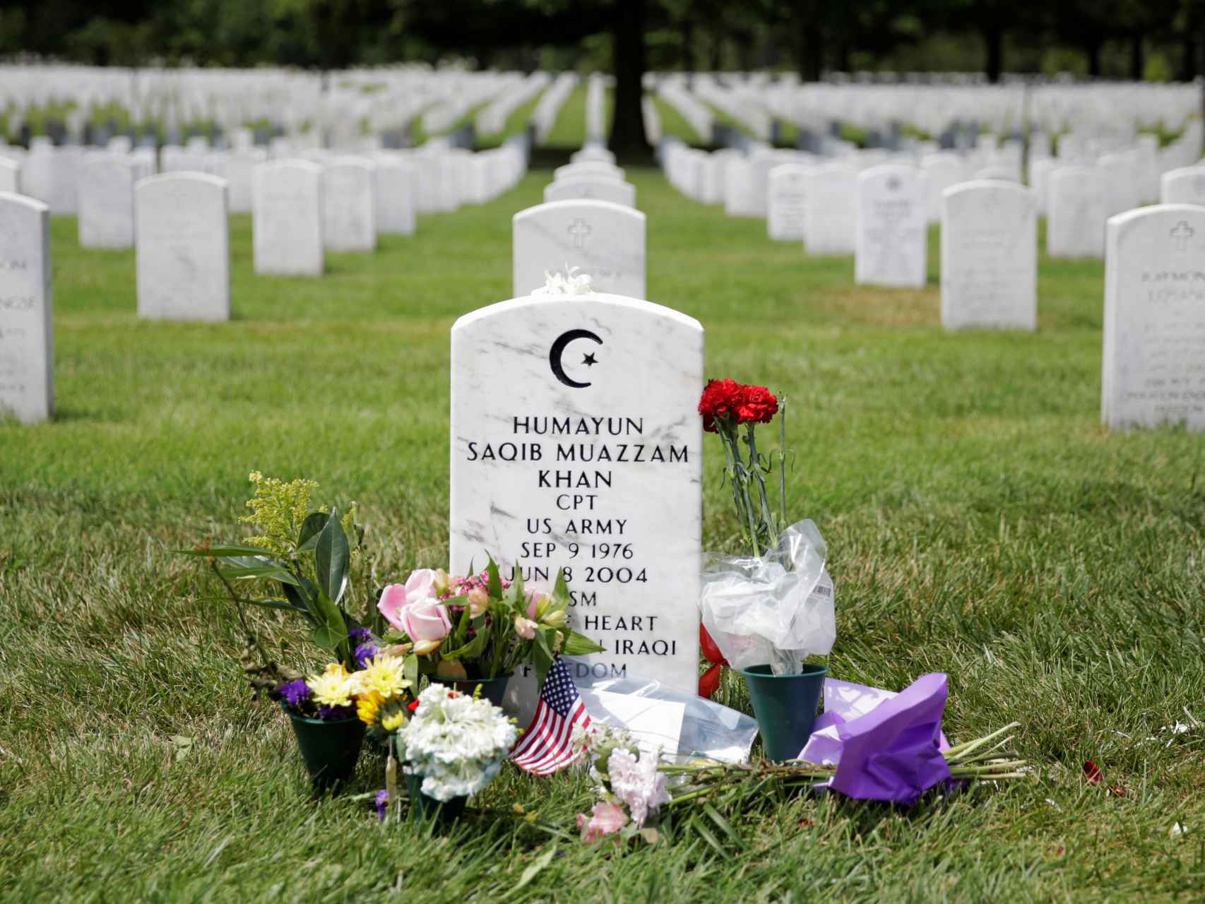 La tumba de Humayun Khan se encuentra en el cementerio nacional de Arlington en el estado de Virginia.