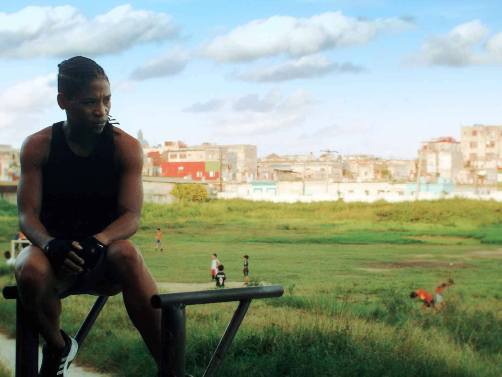 Namibia descansa tras entrenar en un parque de La Habana