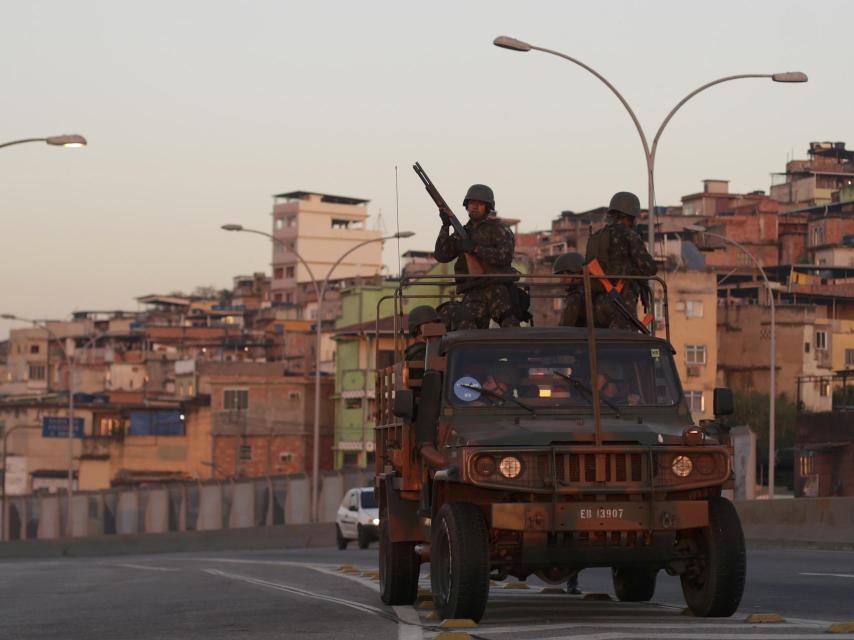 Un blindado del Ejército vigila en el Complejo de Maré durante una operación especial antidroga