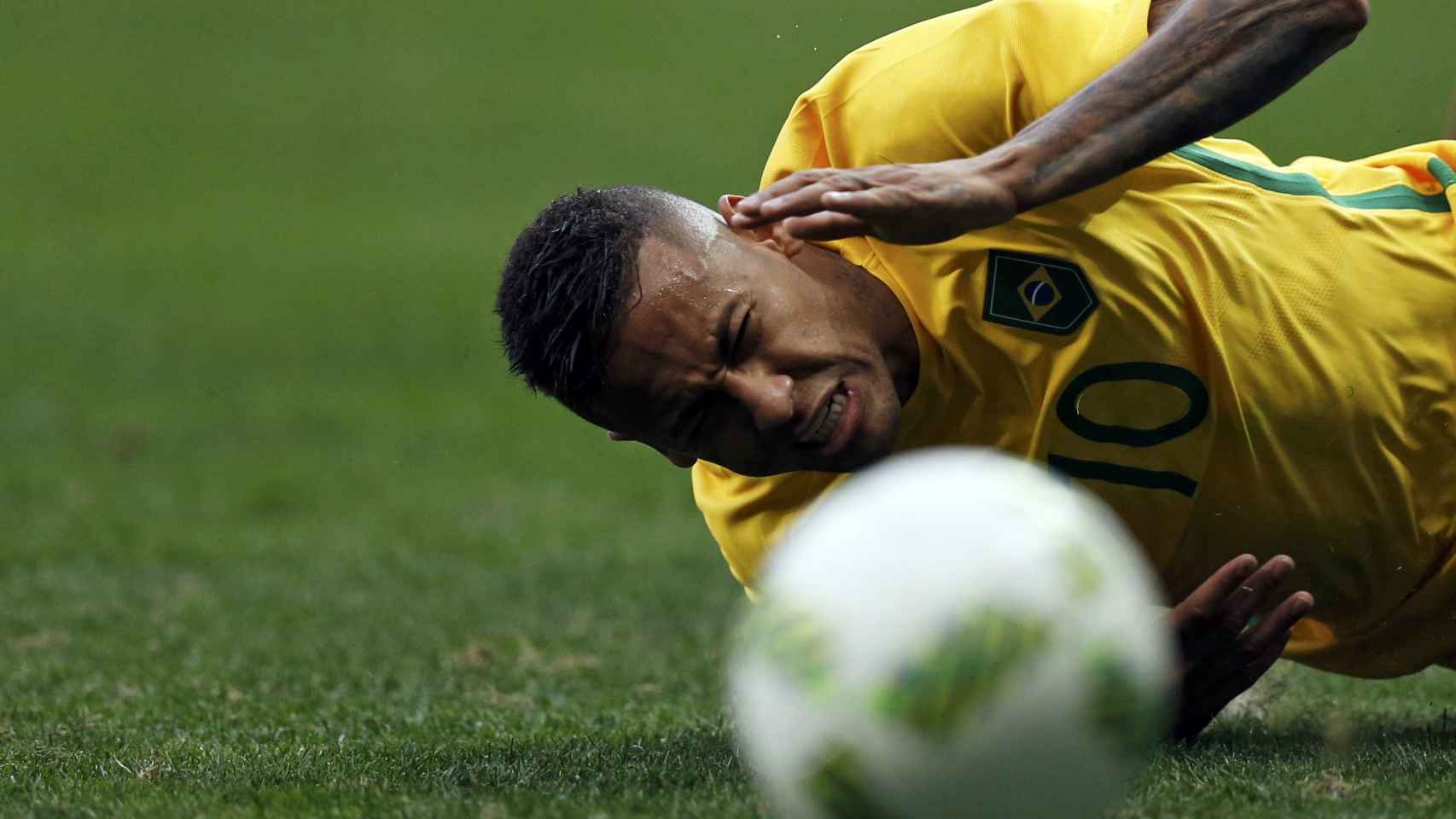 Neymar se cae durante el partido frente a Sudáfrica