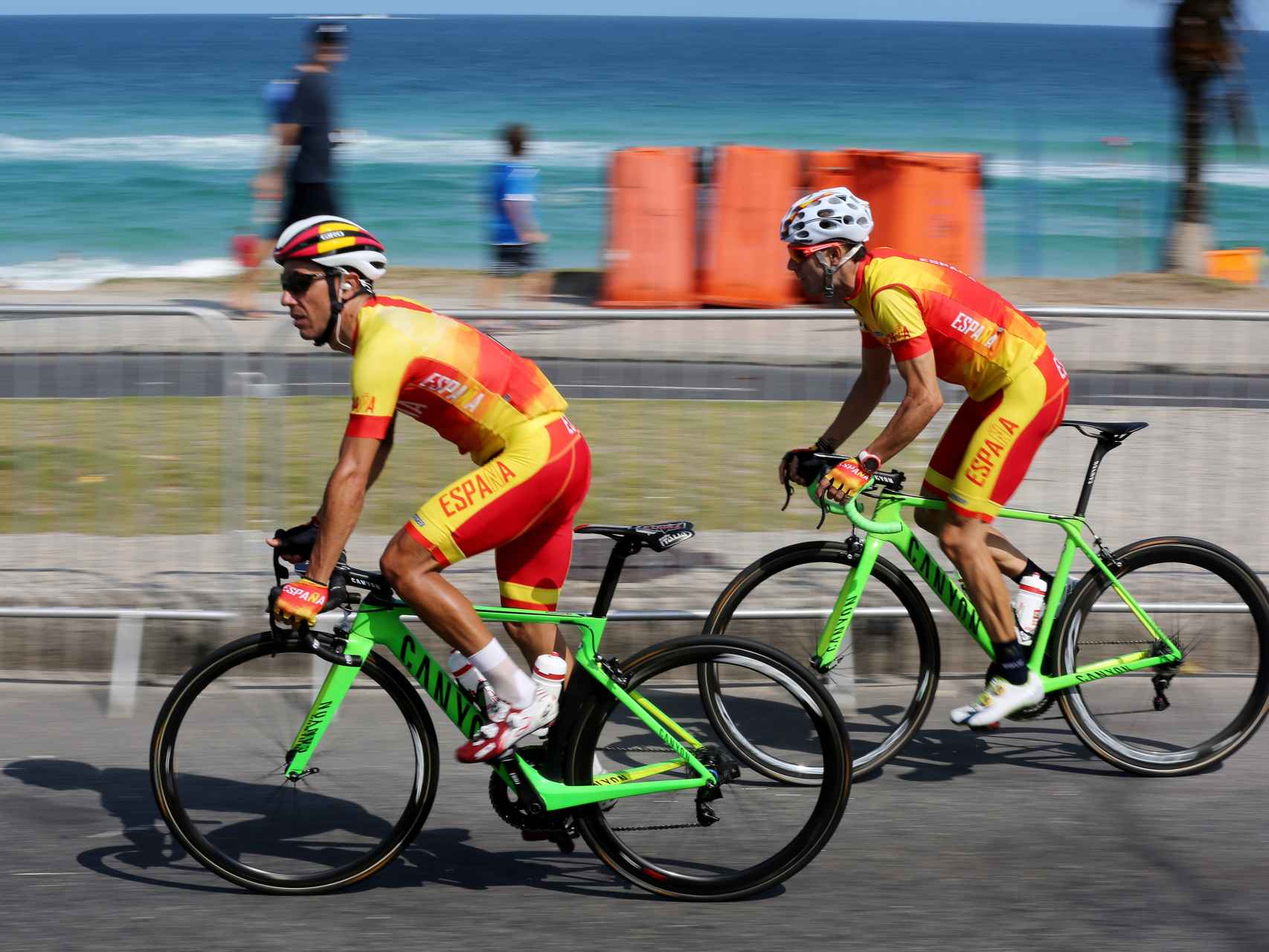 Purito y Valverde reconocen el trazado por donde transcurrirá la prueba ciclista.