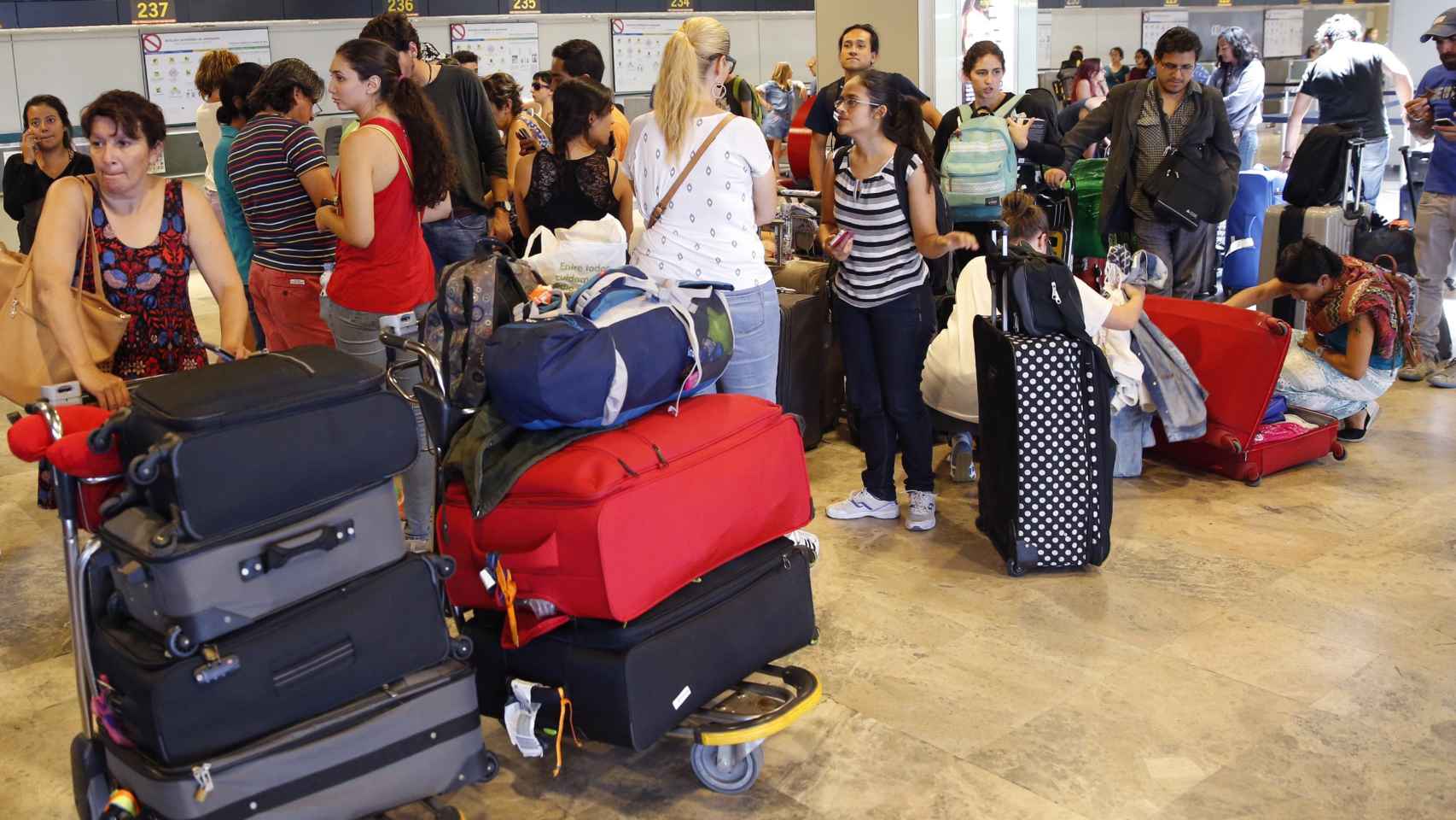 Varios mexicanos esperan ser atendidos en el aeropuerto.