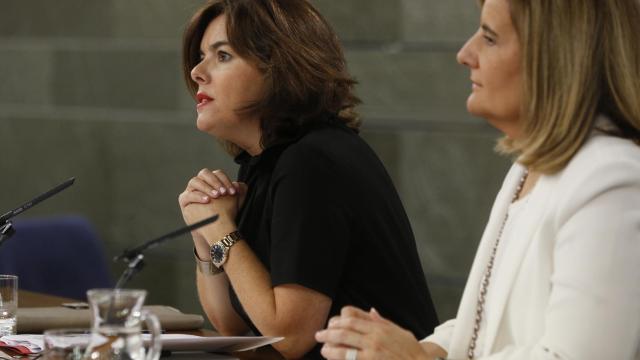 La vicepresidenta junto con la ministra de Empleo, Fátima Báñez.