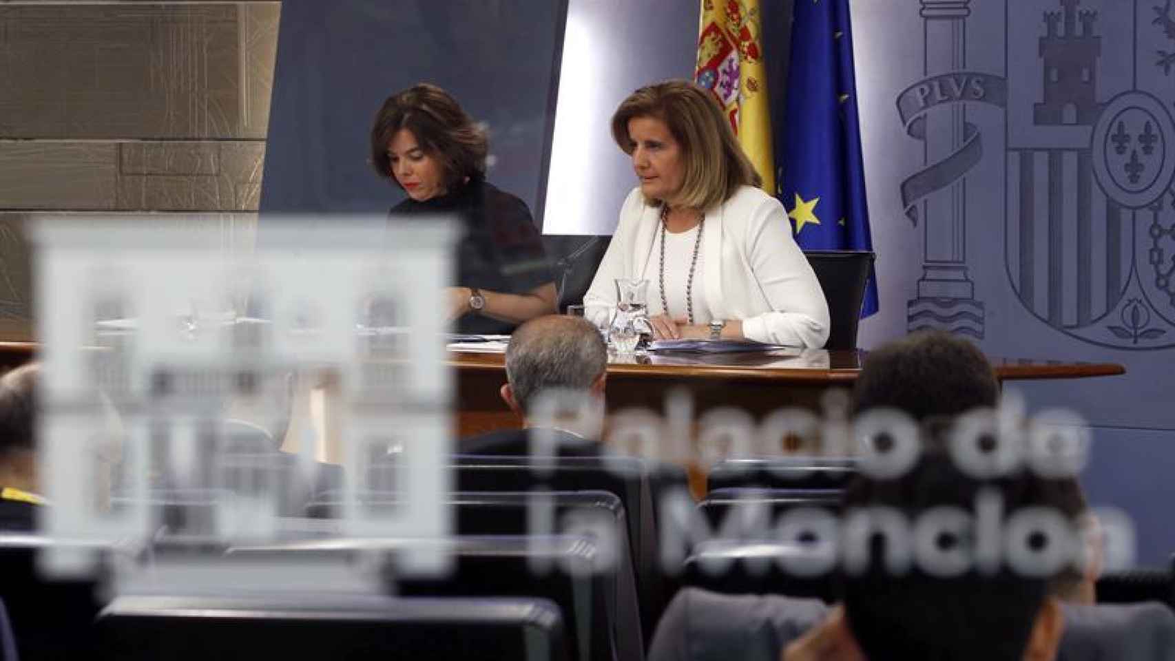 La portavoz del Gobierno, Sáenz de Santamaría, y la ministra de Empleo, Fátima Báñez