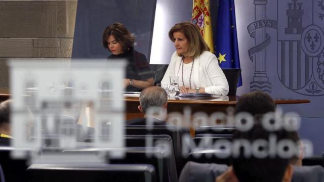 La portavoz del Gobierno, Sáenz de Santamaría, y la ministra de Empleo, Fátima Báñez