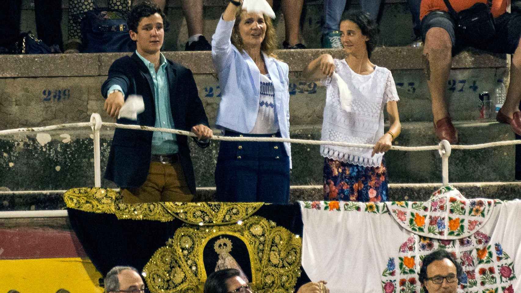 La infanta Elena con su hijo de 18 años e hija de 16 durante la corrida de toros en Palma este jueves