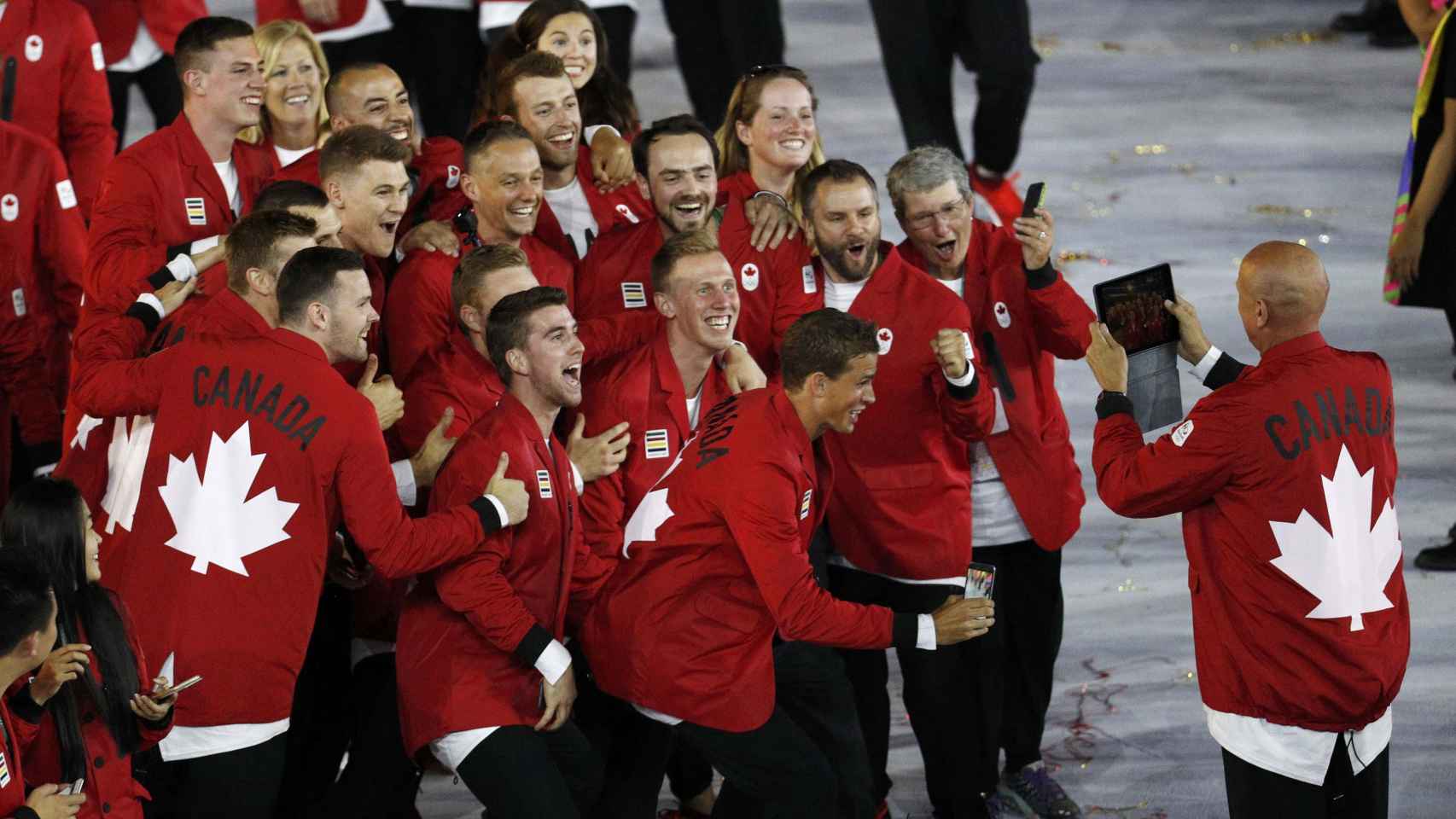 Los atletas canadienses posan sonrientes para una foto