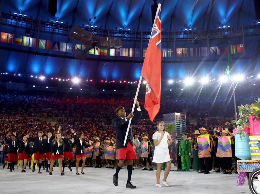 Tyrone Smith porta la bandera de su país durante la ceremonia