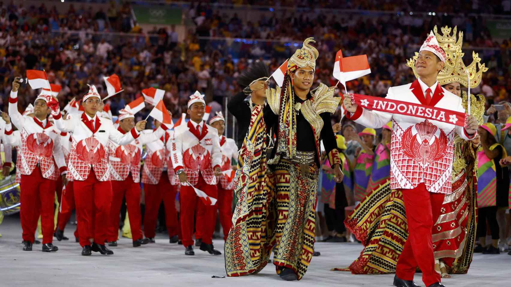 La delegación de Indonesia con su particular uniforme