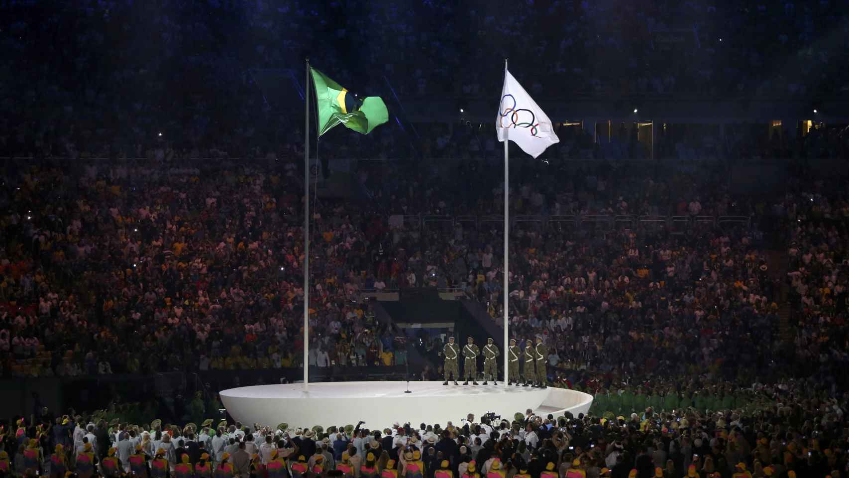 Las banderas de Brasil y olímpica.