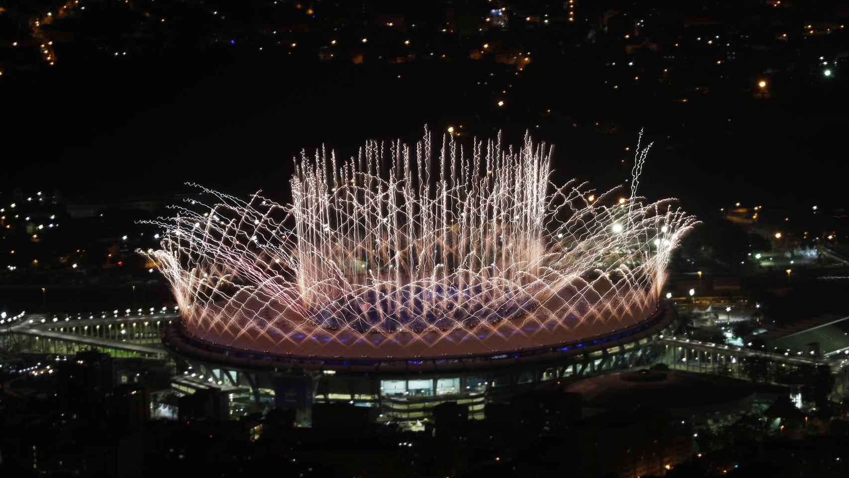 Los fuegos artificiales iluminan el cielo de Río.