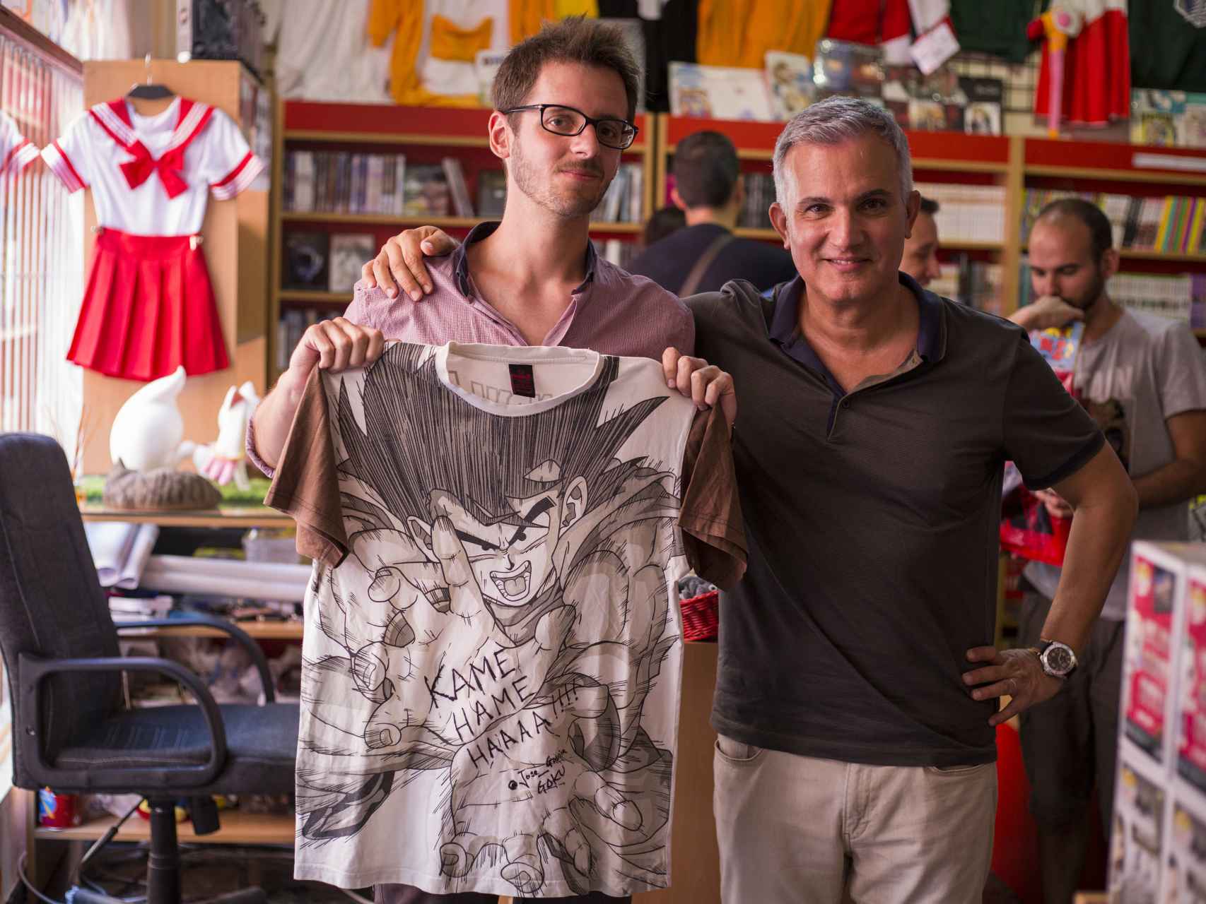 Miguel Ángel Vela Romero, estudiante de Grado en Estudios Ingleses y fan de Bola de Dragón, con Gavira.