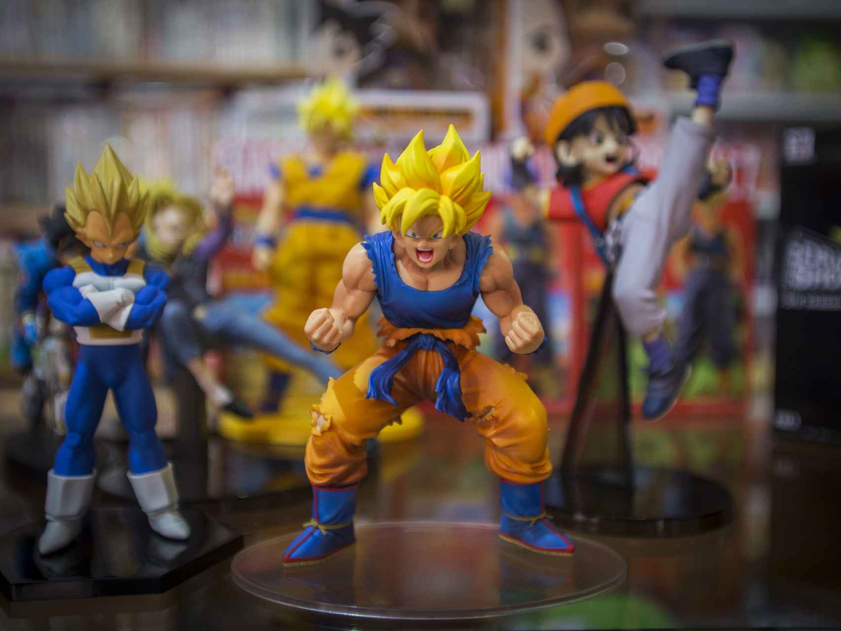 Goku junto a otros muecos de la serie Dragon Ball.